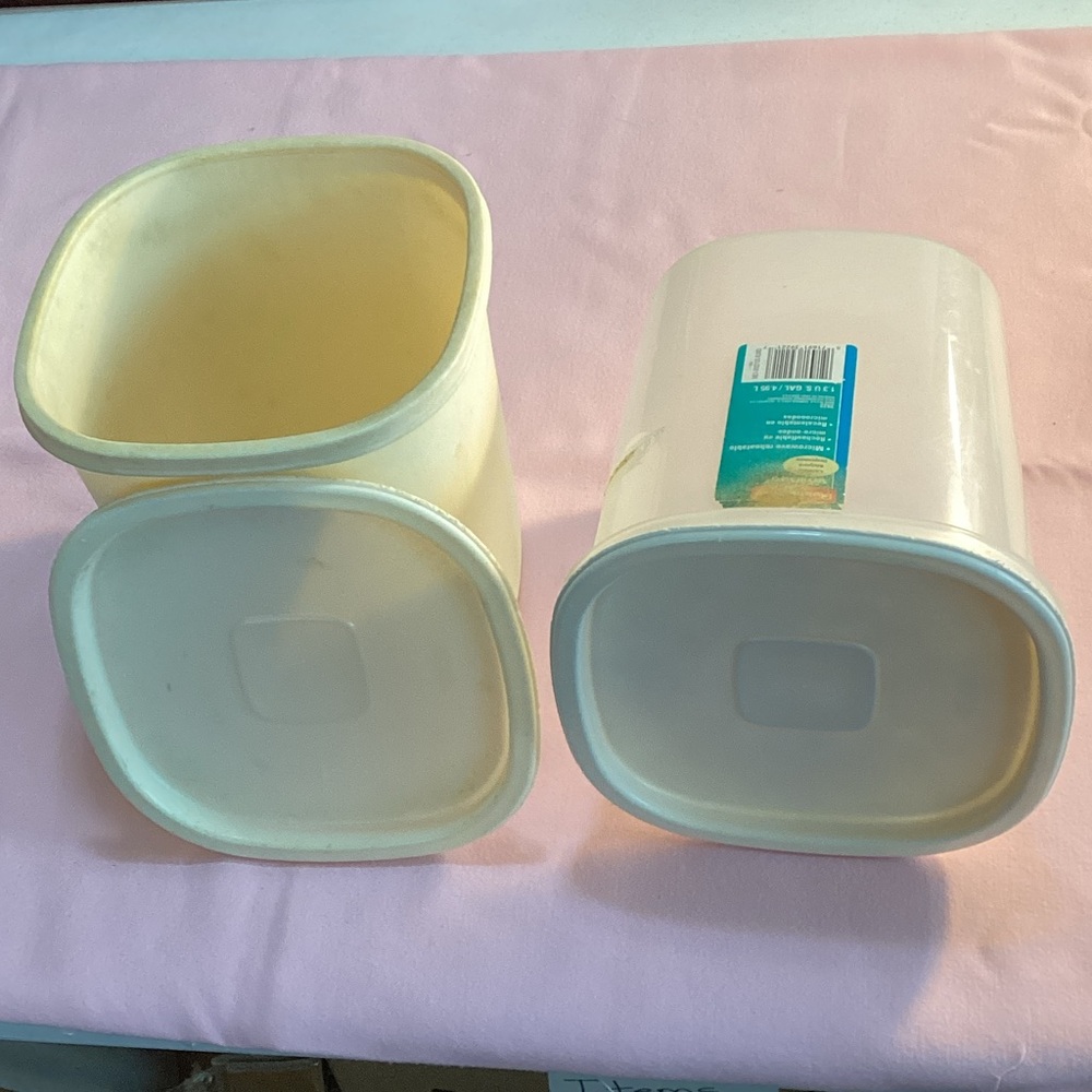 Stacking Rubbermaid Lidded Storage Set